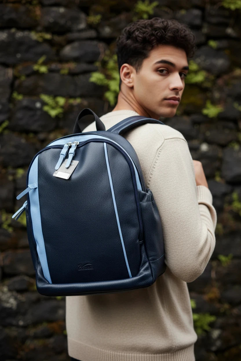 Hombre con mochila Moncayo Store de cuero natural navy y detalles en azul cielo, diseño urbano con tiras ajustables.